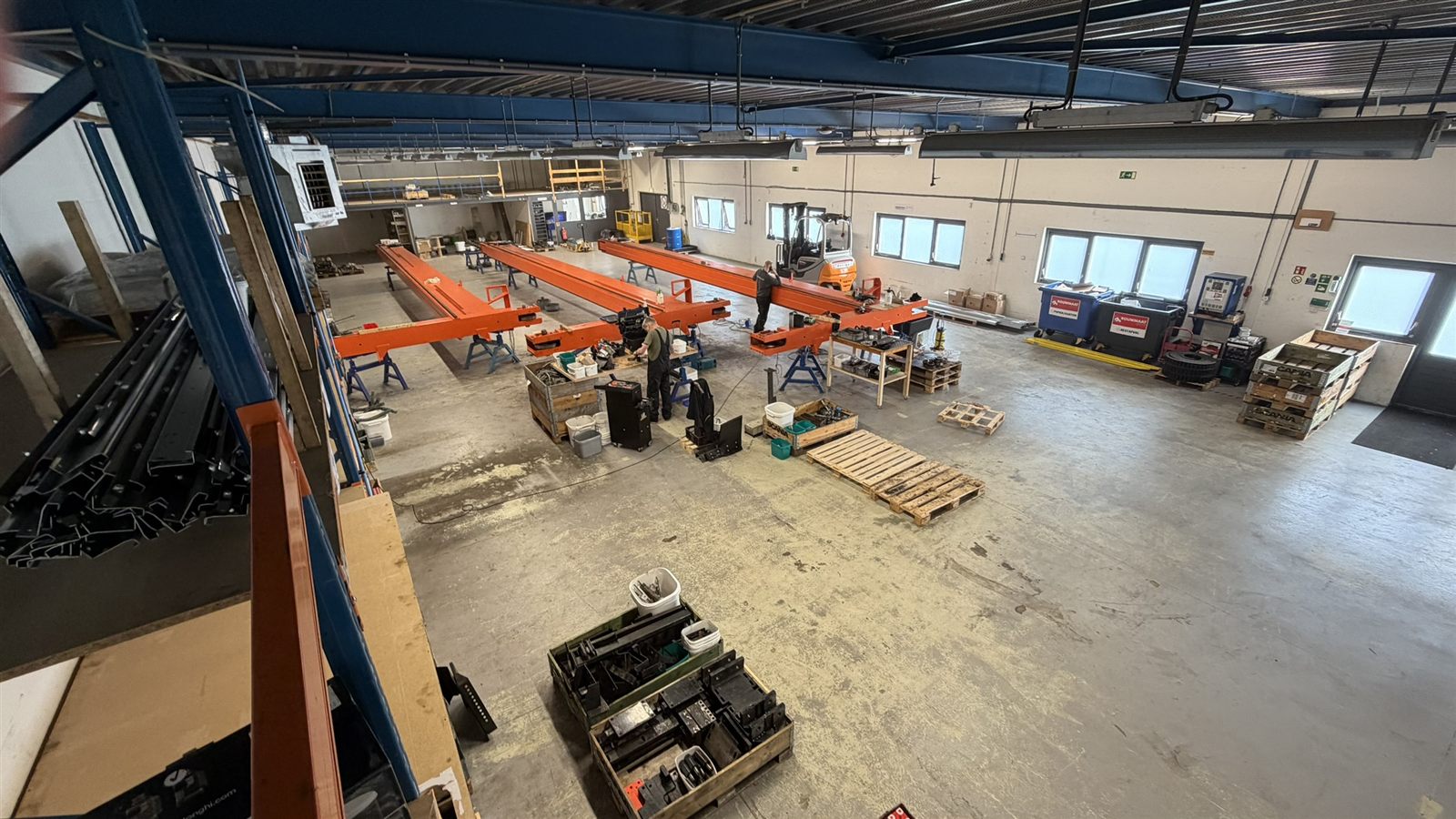 Constructiedelen van een magazijnkraan in de werkplaats