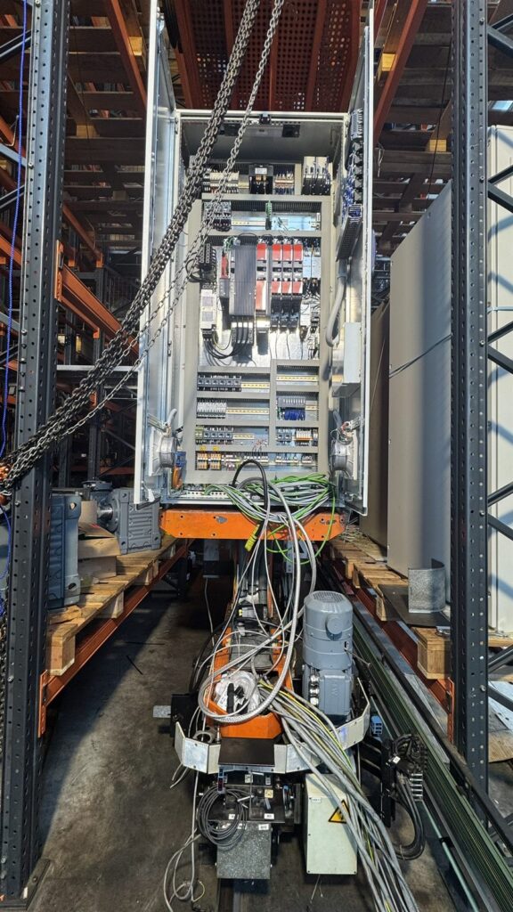 Elektrische installatie op een magazijnkraan
