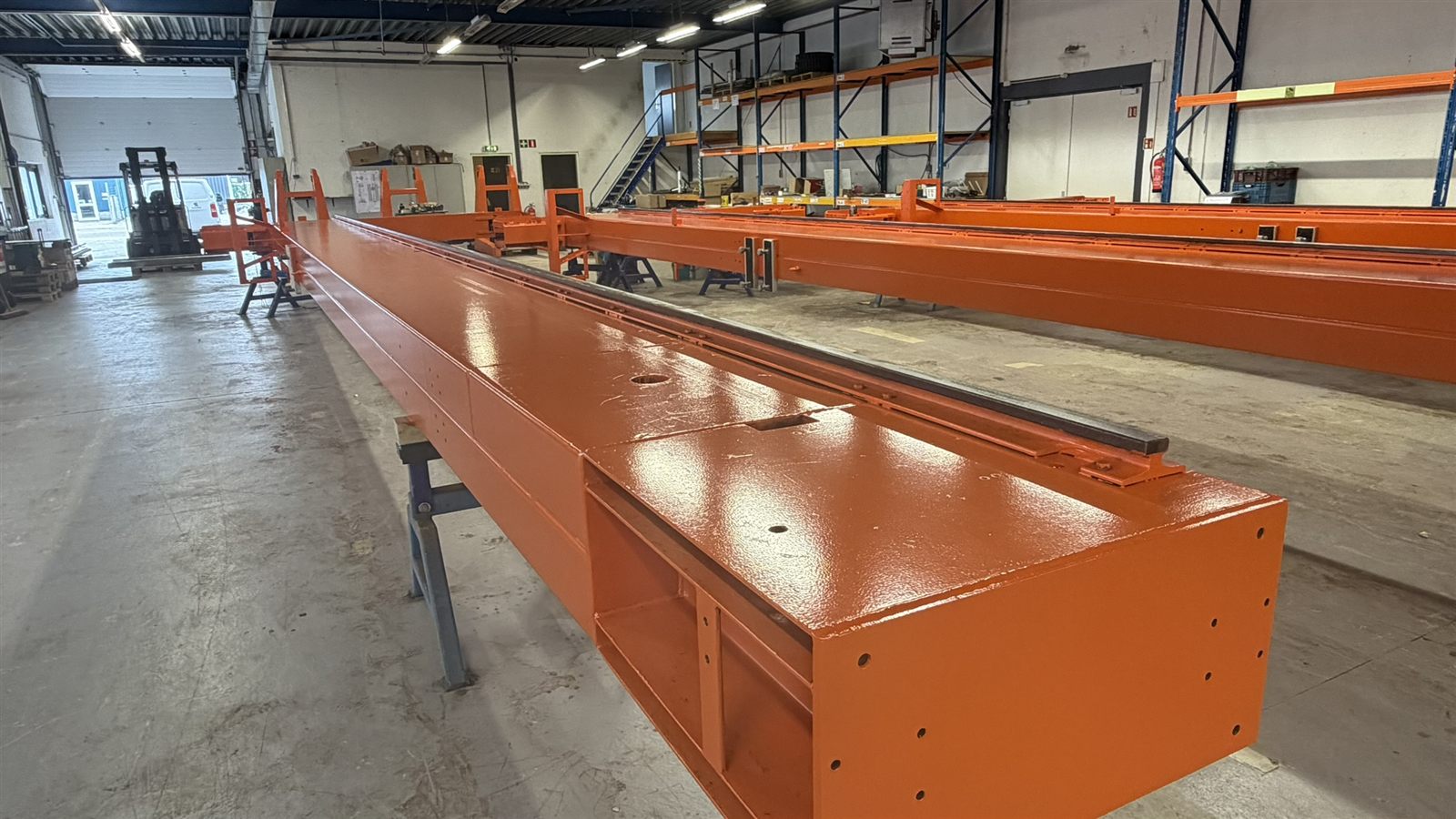Gelaste en gespoten kraanligger in de werkplaats