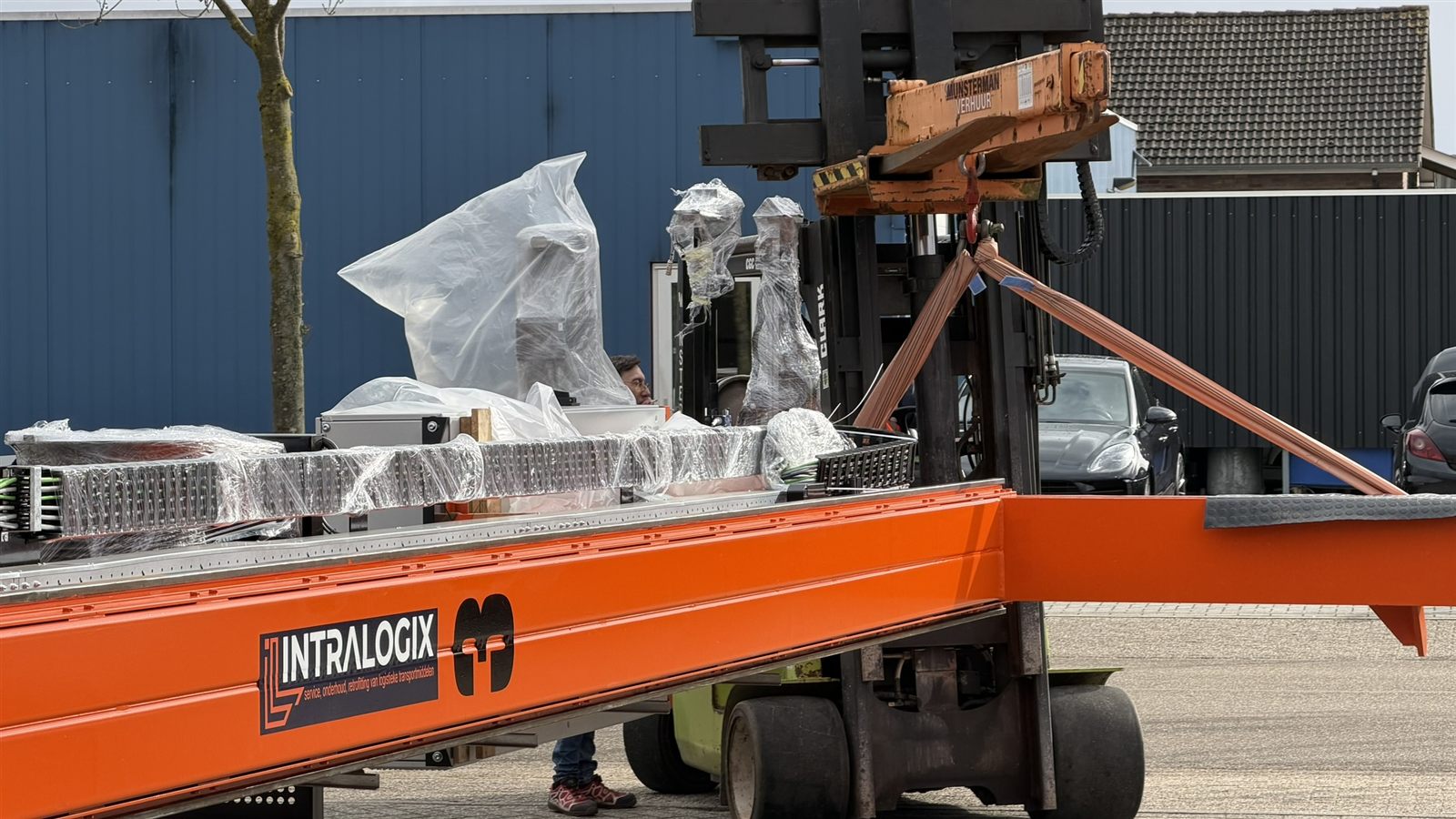 Kraanligger met Intralogix-belettering wordt gehesen