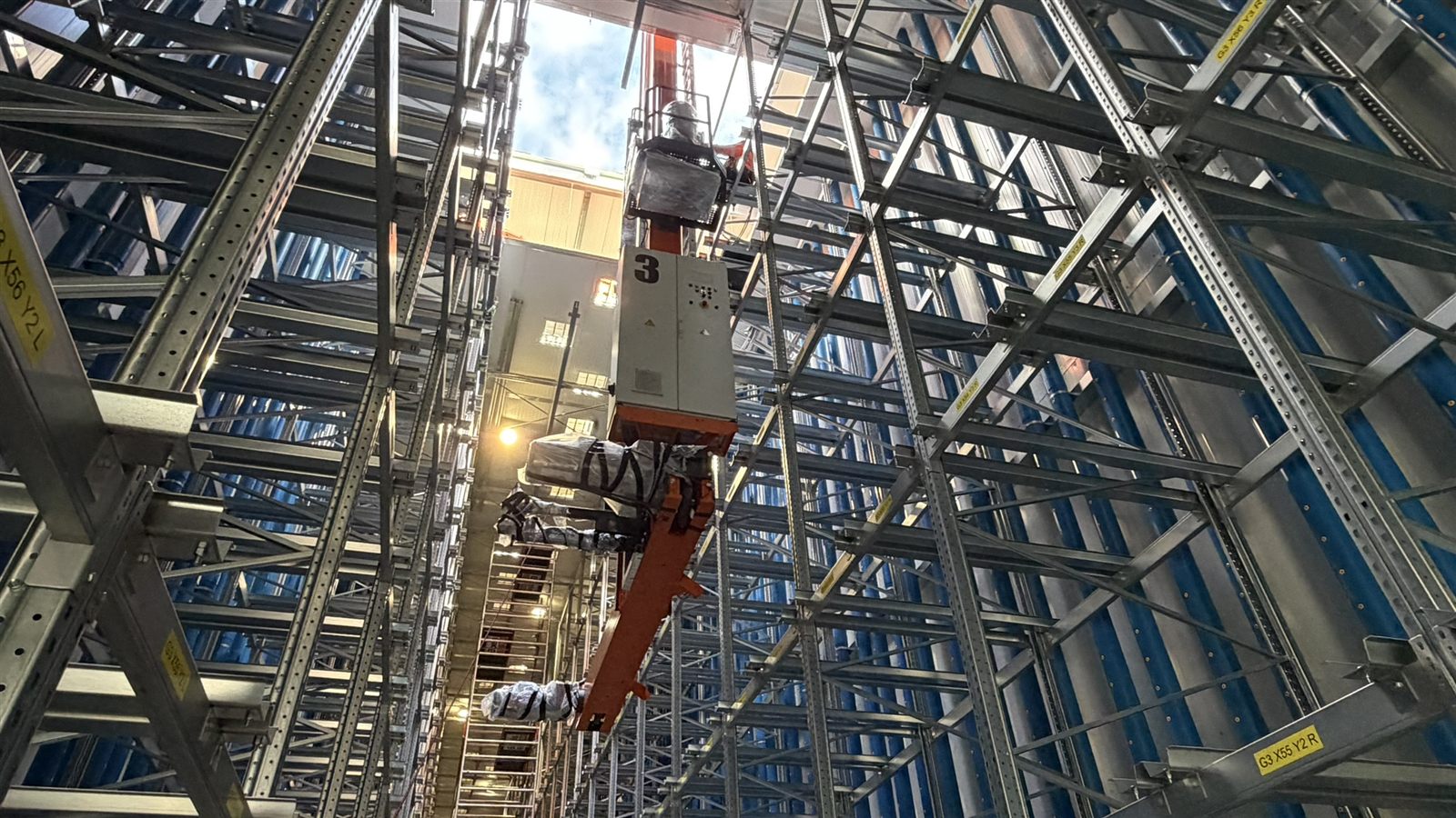 Kraanmast in een hoogbouwmagazijn tijdens de montage