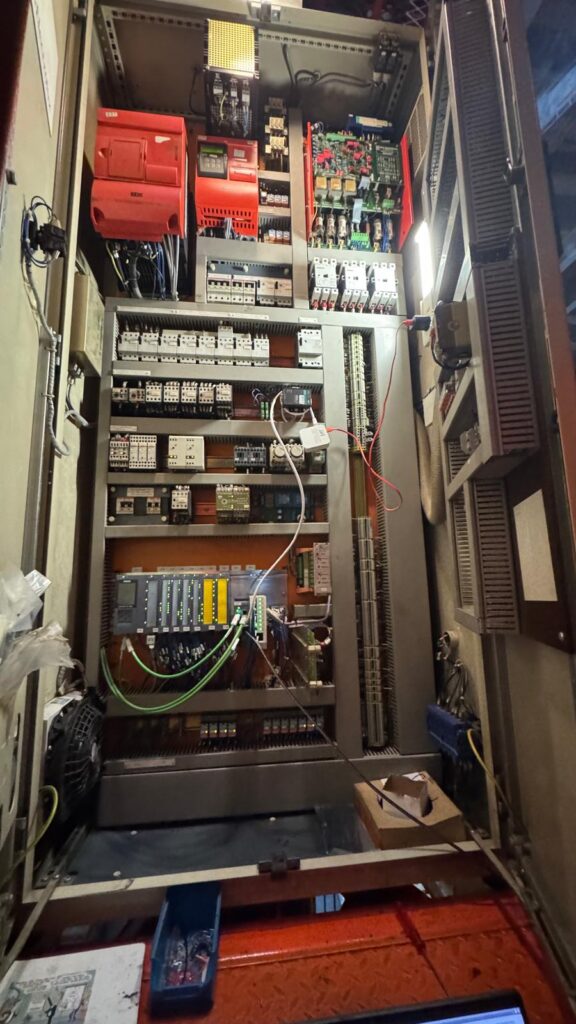 Schakelkast na een beperkte retrofit: nieuwe Simatic S7-1500 met I/O tussen de bestaande componenten